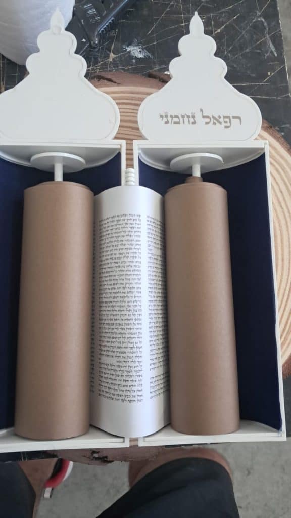 חריטה של שם על כיסוי לספר תורה עשוי פלסטיק לבן