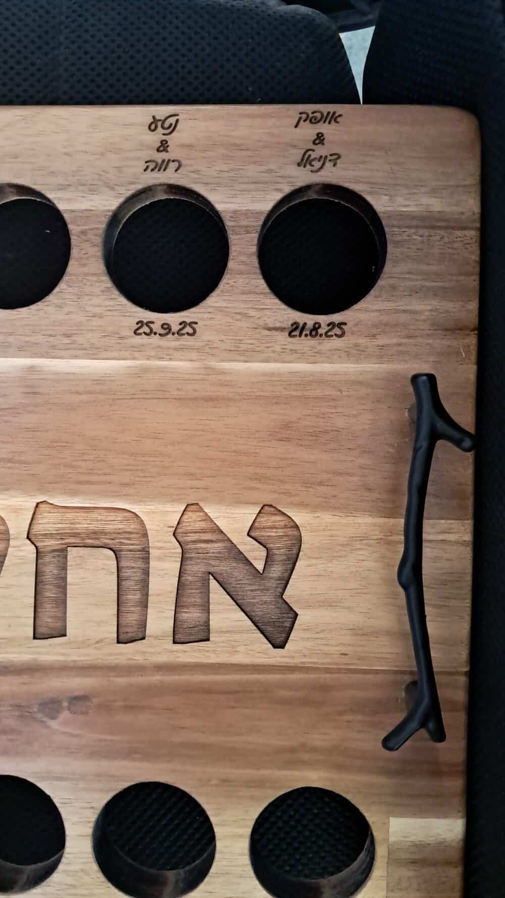 חריטה של שמות זוגות על מעמד לצ'ייסרים מעץ לחתונות