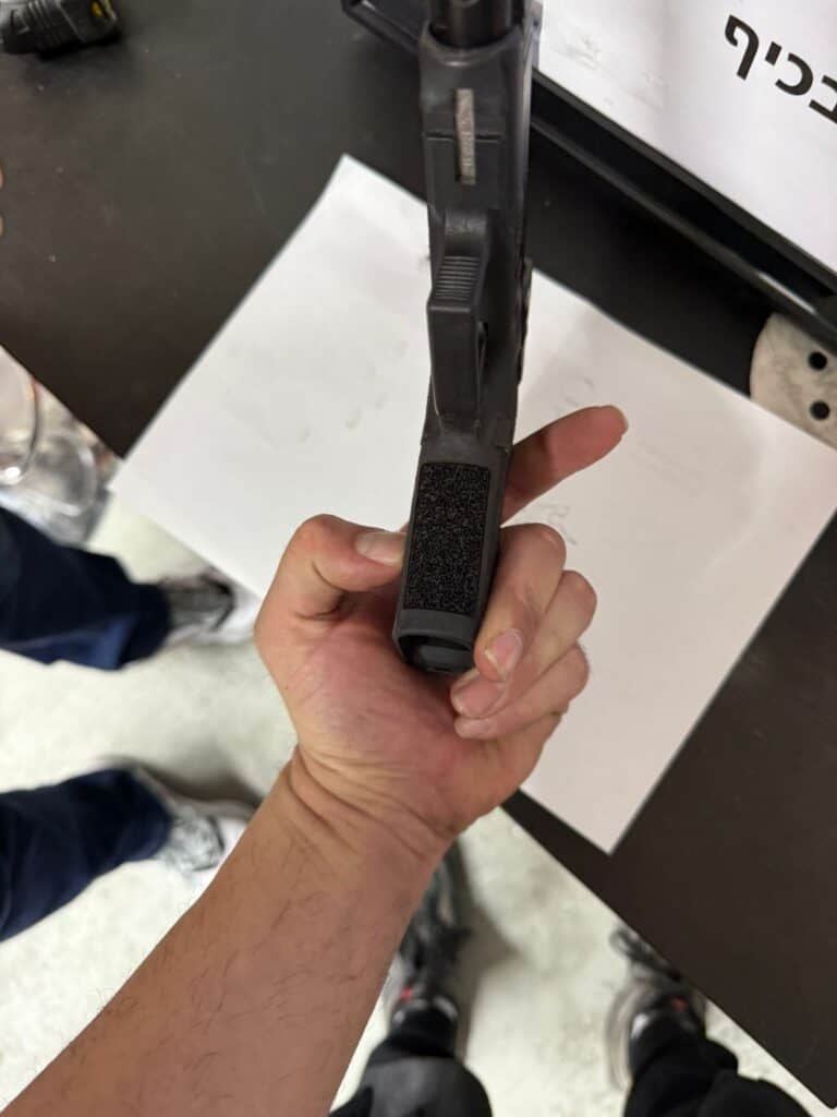 חריטה של תופסן מחוספס על אקדח מלמטה