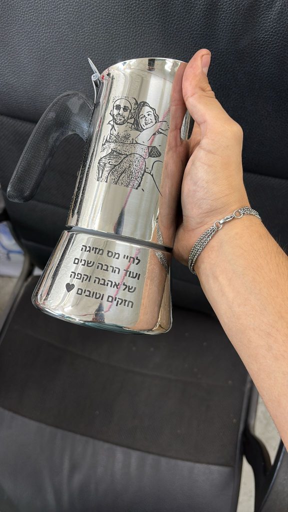 חריטה של תמונה וכיתוב על מקינטה