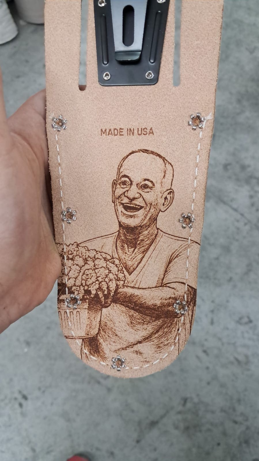 חריטה של תמונה על גב תווית עור