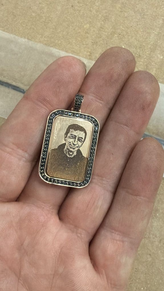 חריטה של תמונה על תליון זהב 14 קראט