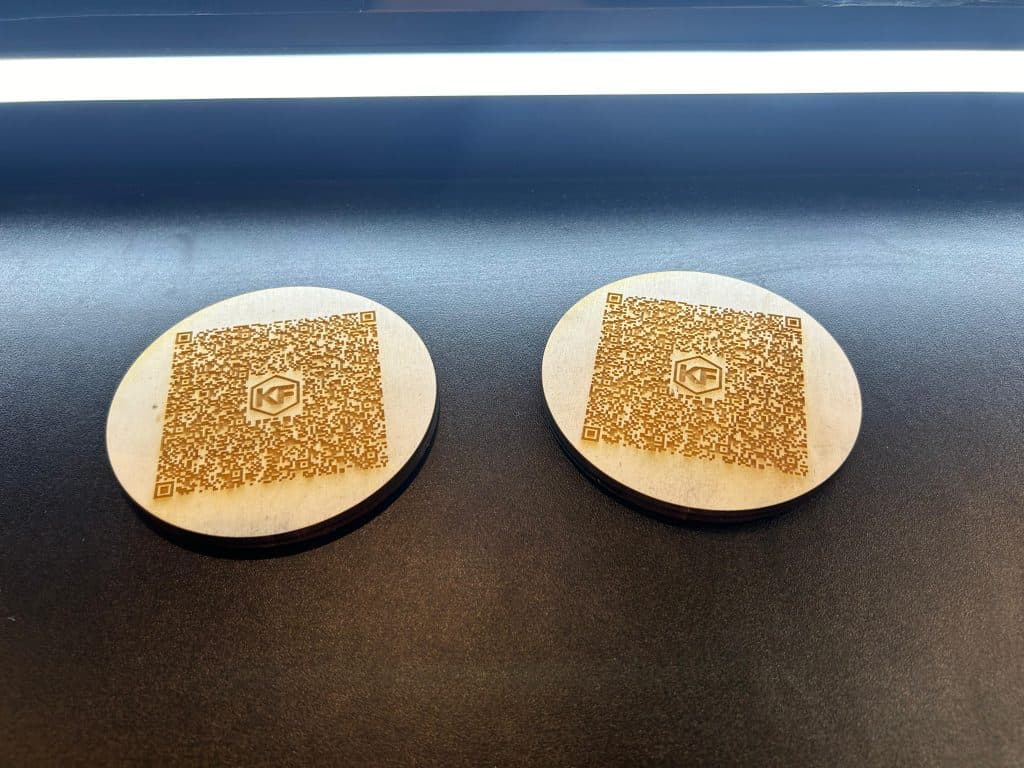 חריטת ברקוד על מטבעות עץ