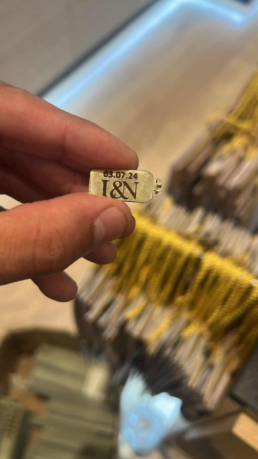 חריטת כיתוב על תיליון נירוסטה