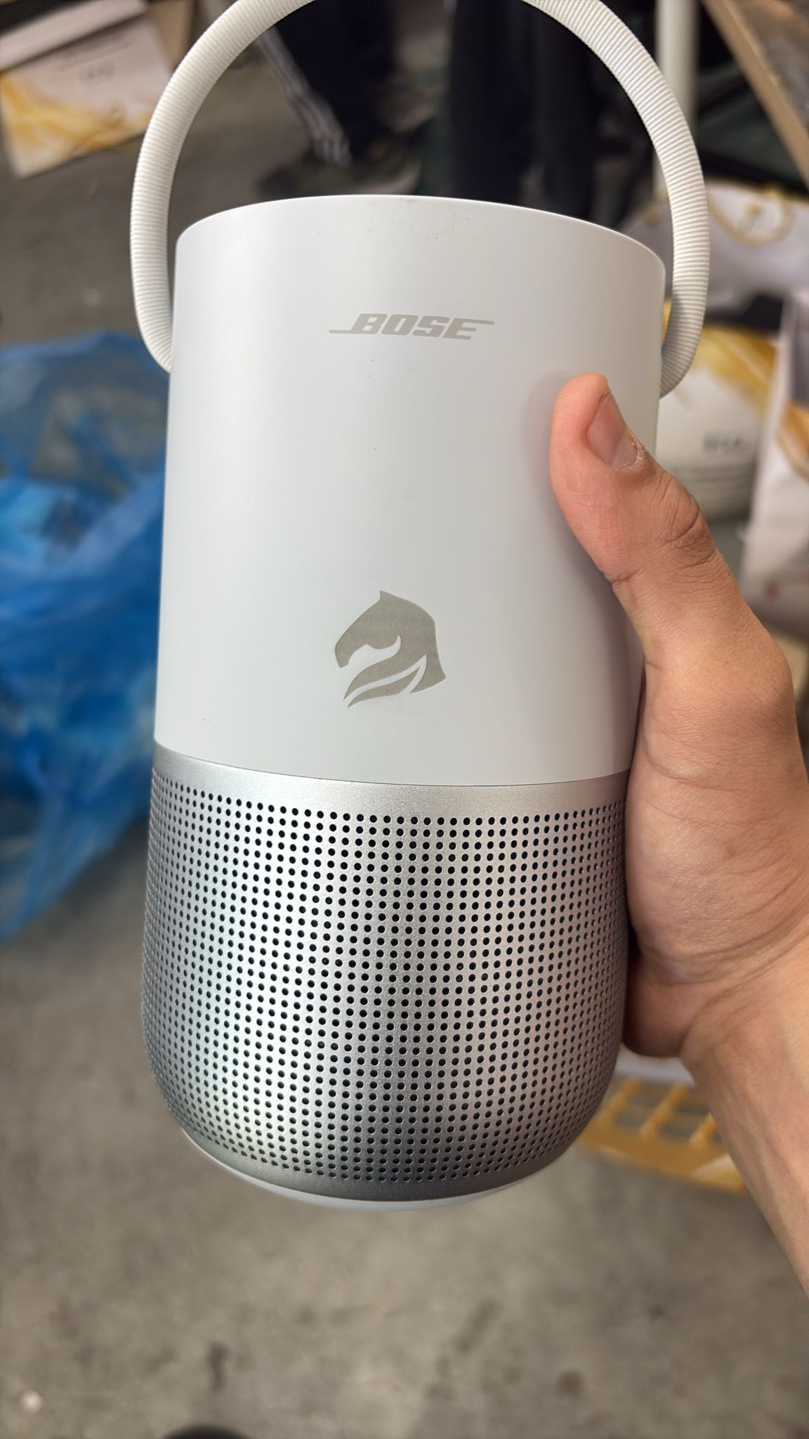 חריטת לוגו על רמקול פלסטיק לבן
