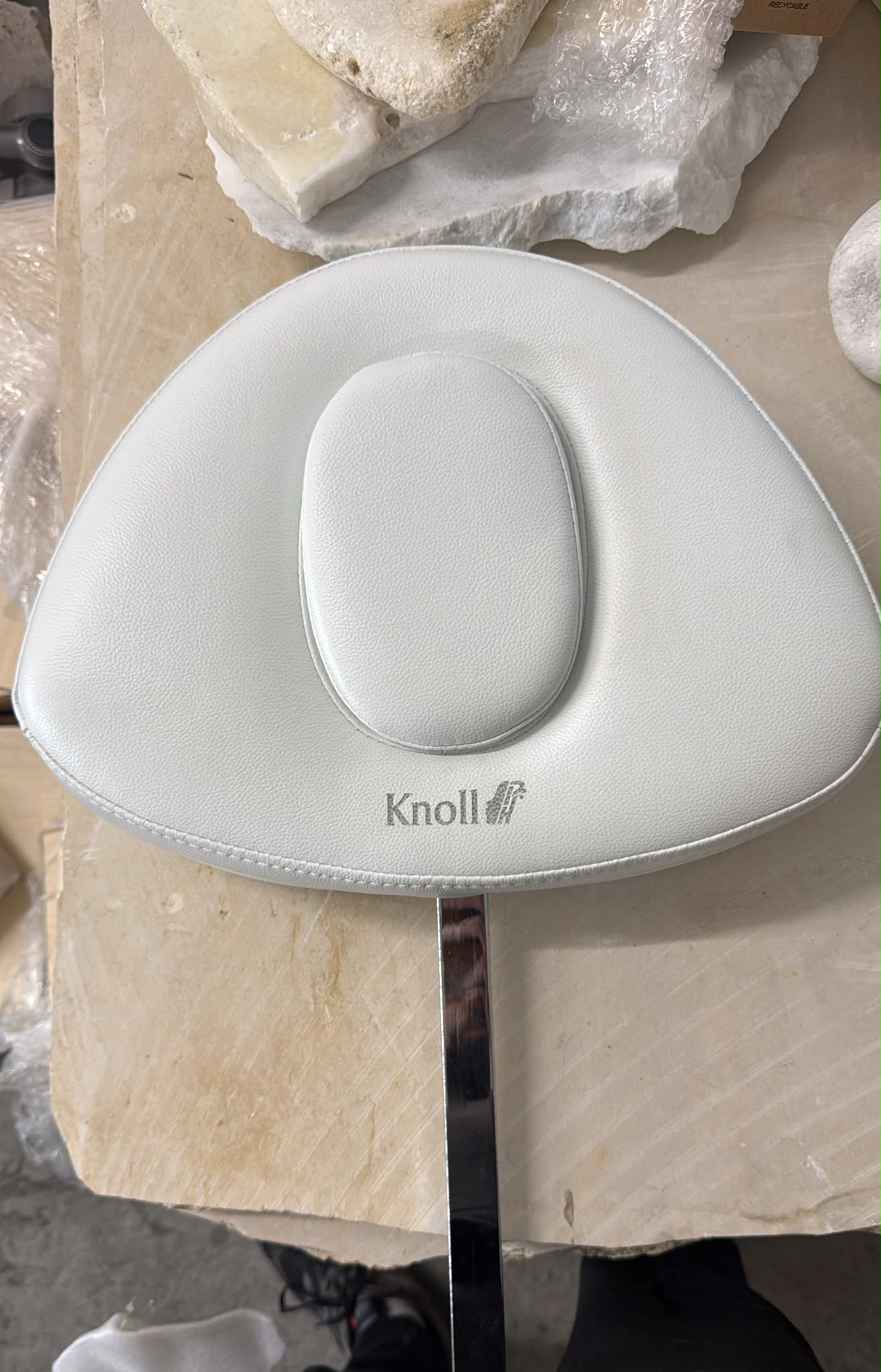 חריטת לוגו Knoll על משענת ראש מעור לבן לכיסא משרדי
