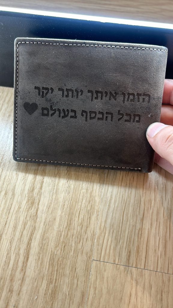 חריטת משפט יפה על ארנק עור