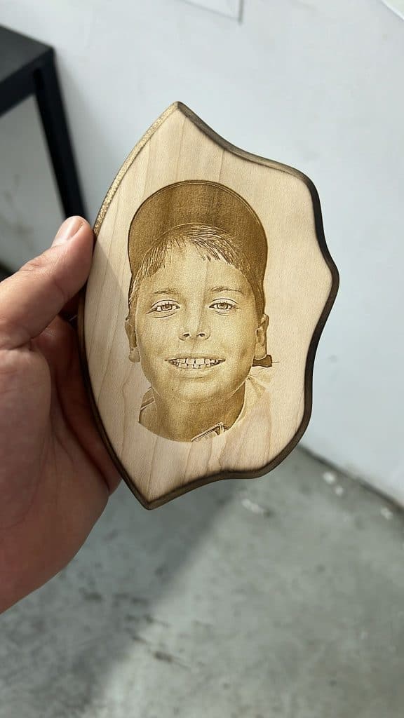 חריטת תמונת פנים על עץ