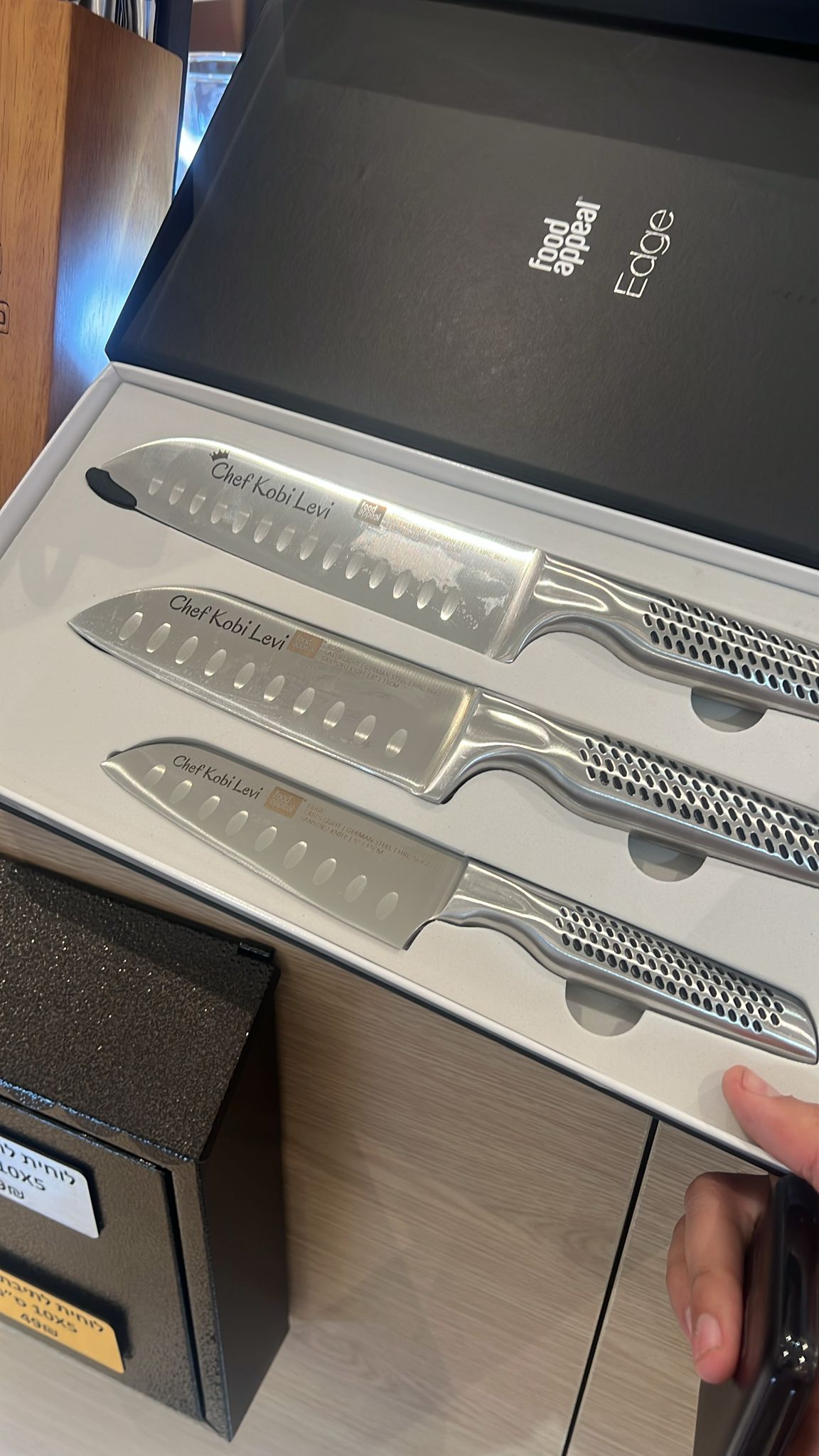 חריטת 3 סכינים עשויים מתכת