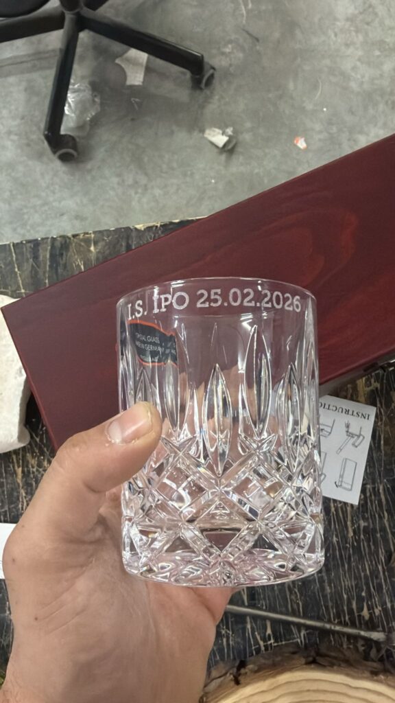 כוס וויסקי עם חריטה בשפה העליונה
