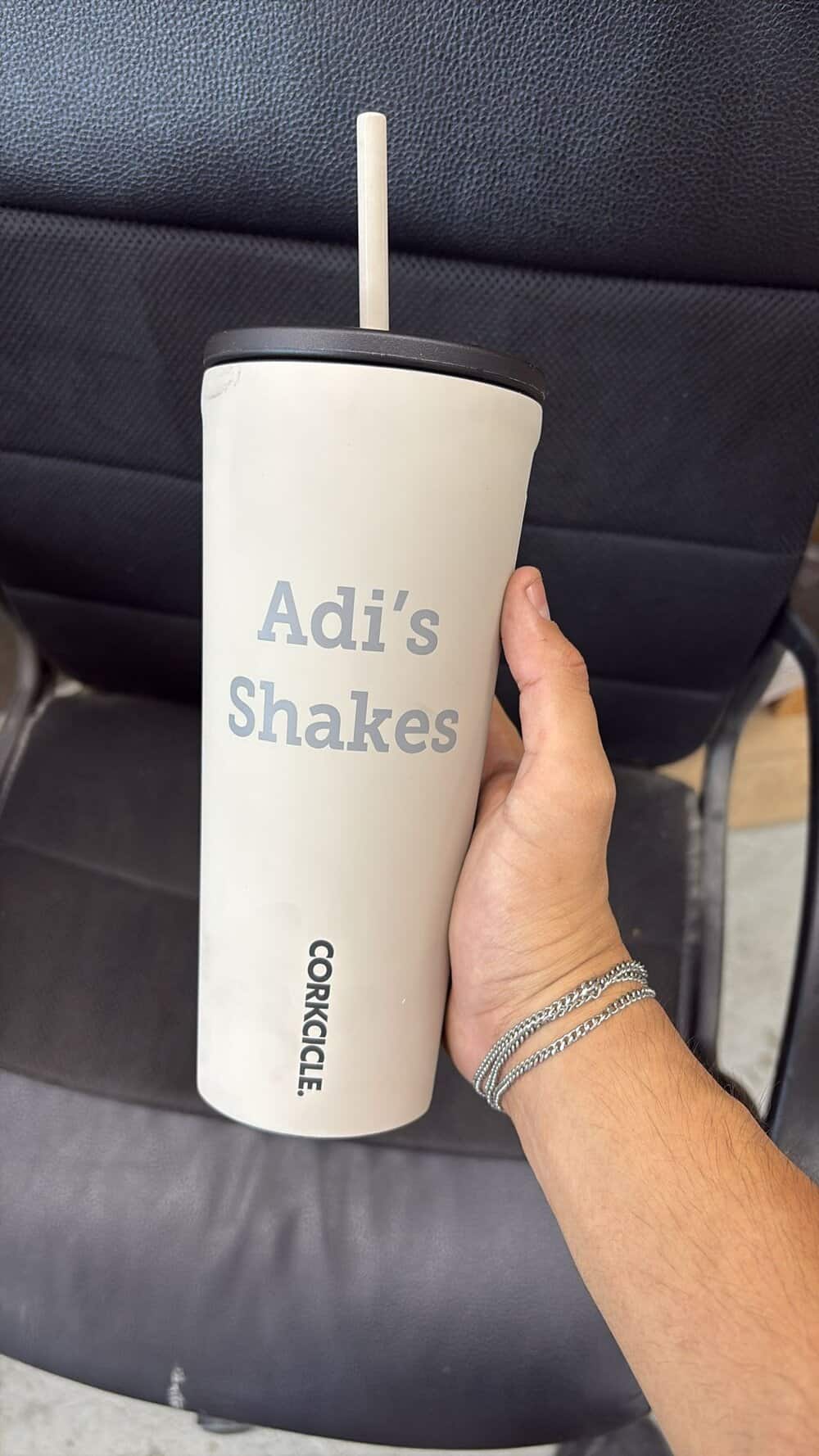 כוס תרמית לבנה עם חריטה השייקים של עדי