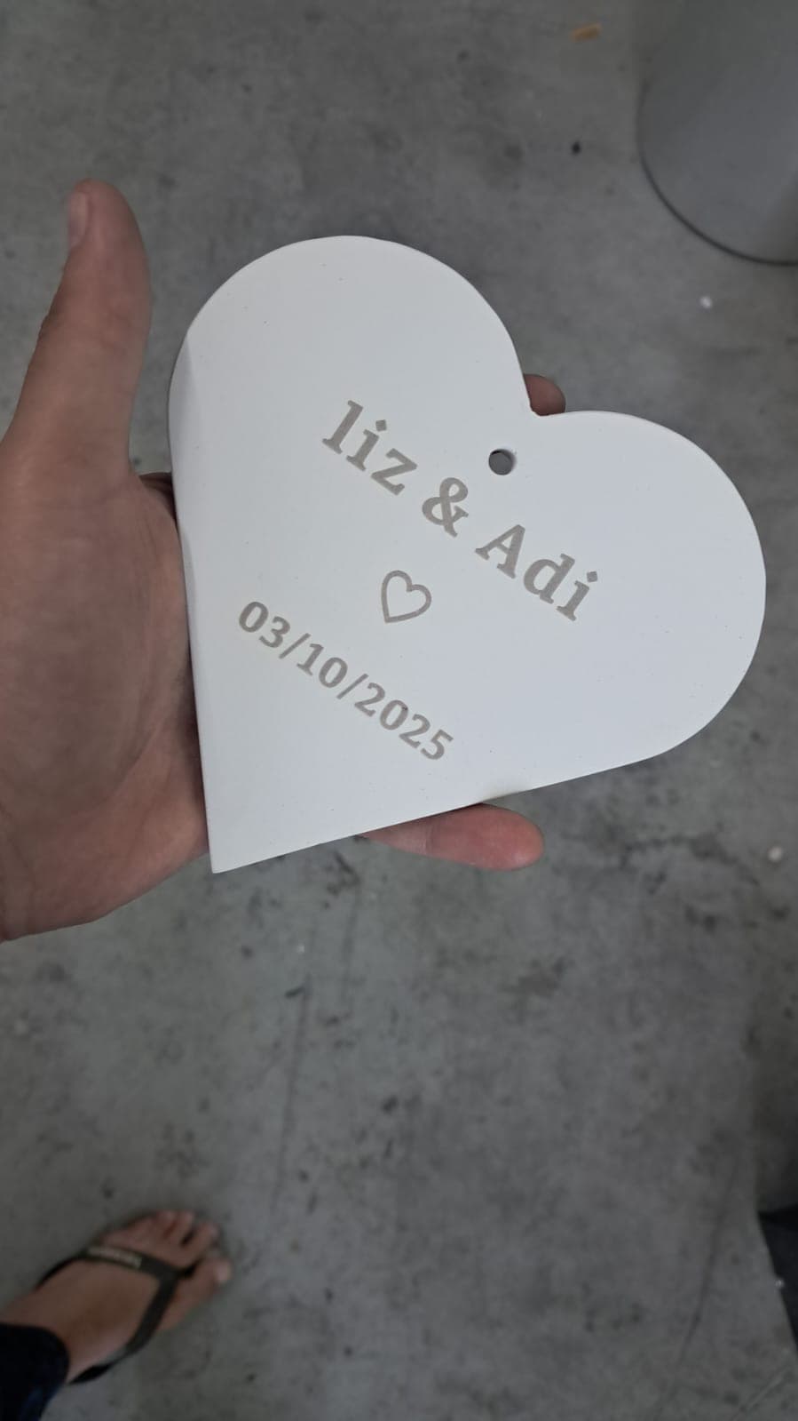 לב עשוי פרספקס כסוף מראה עם שמות ותאריך חתונה