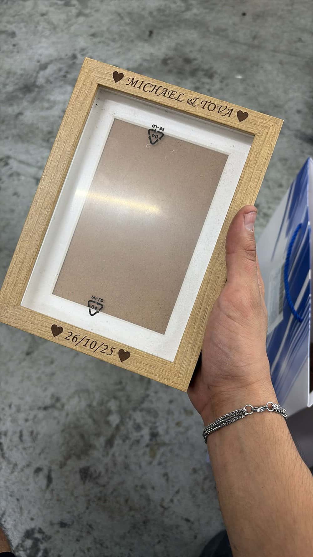 מסגרת עץ לתמונה עם חריטה מיכאל וטובה