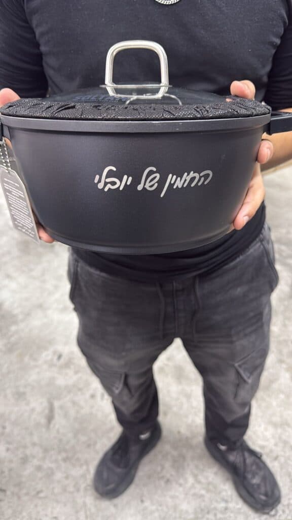 סיר שחור עם חריטה החמין של יובלי