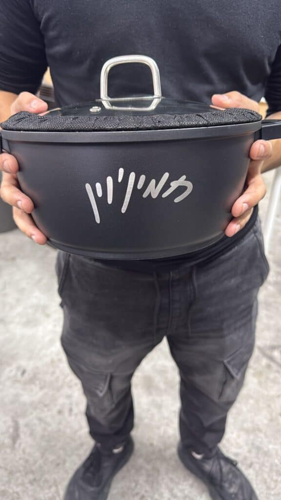 סיר שחור עם חריטה חמינוין