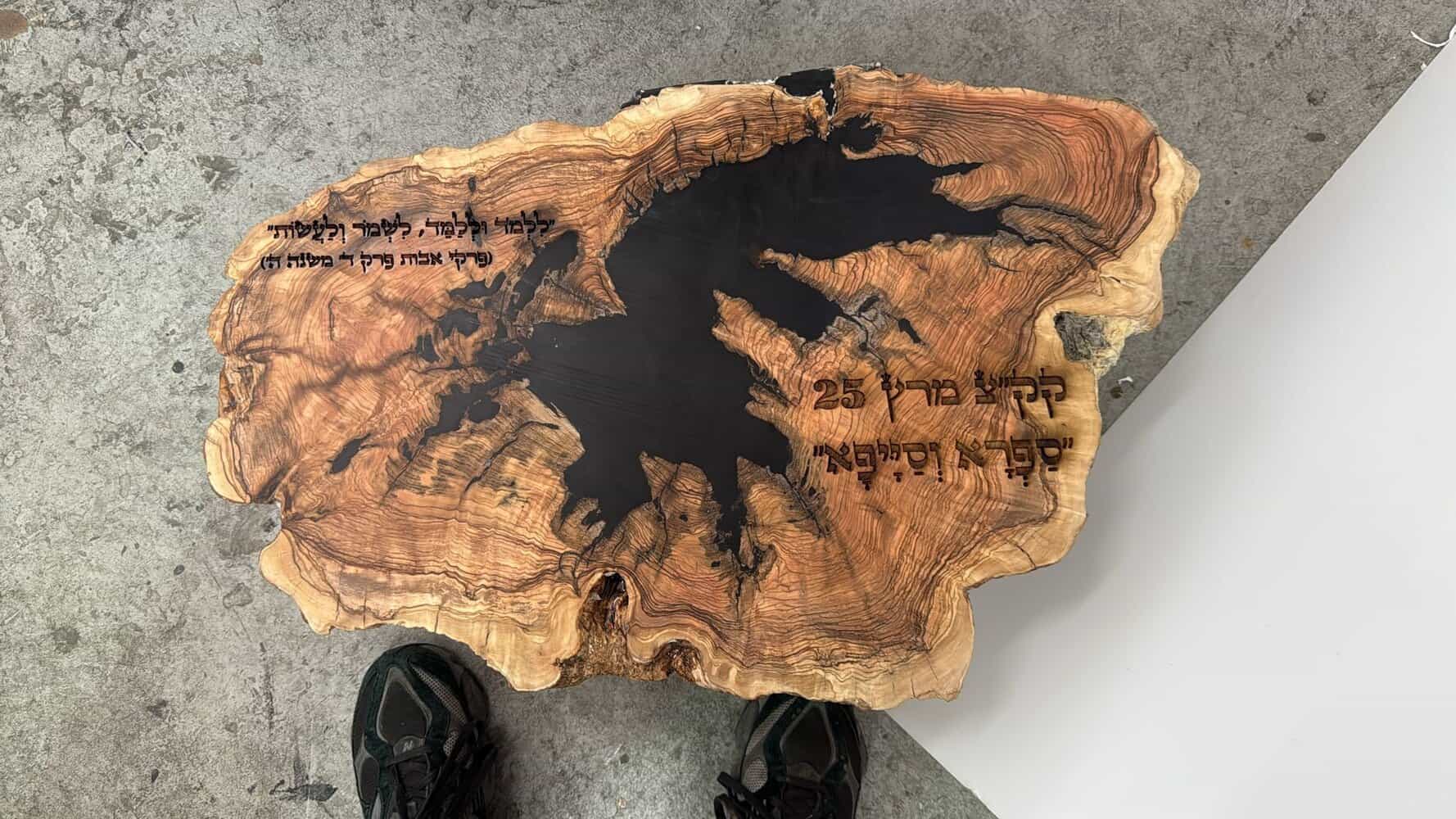 פרוסת בול עץ עבה עם חריטה משני צדדים