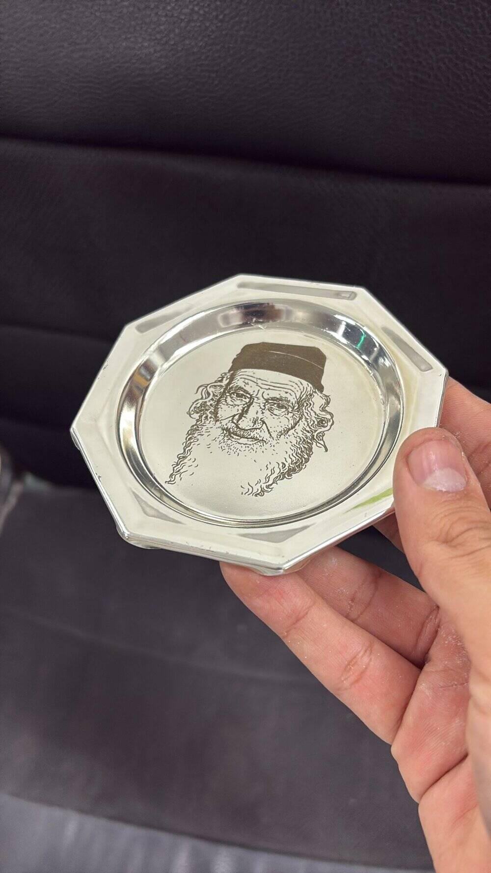 צלוחית כסופה לכוס קידוש עם חריטה של רבי