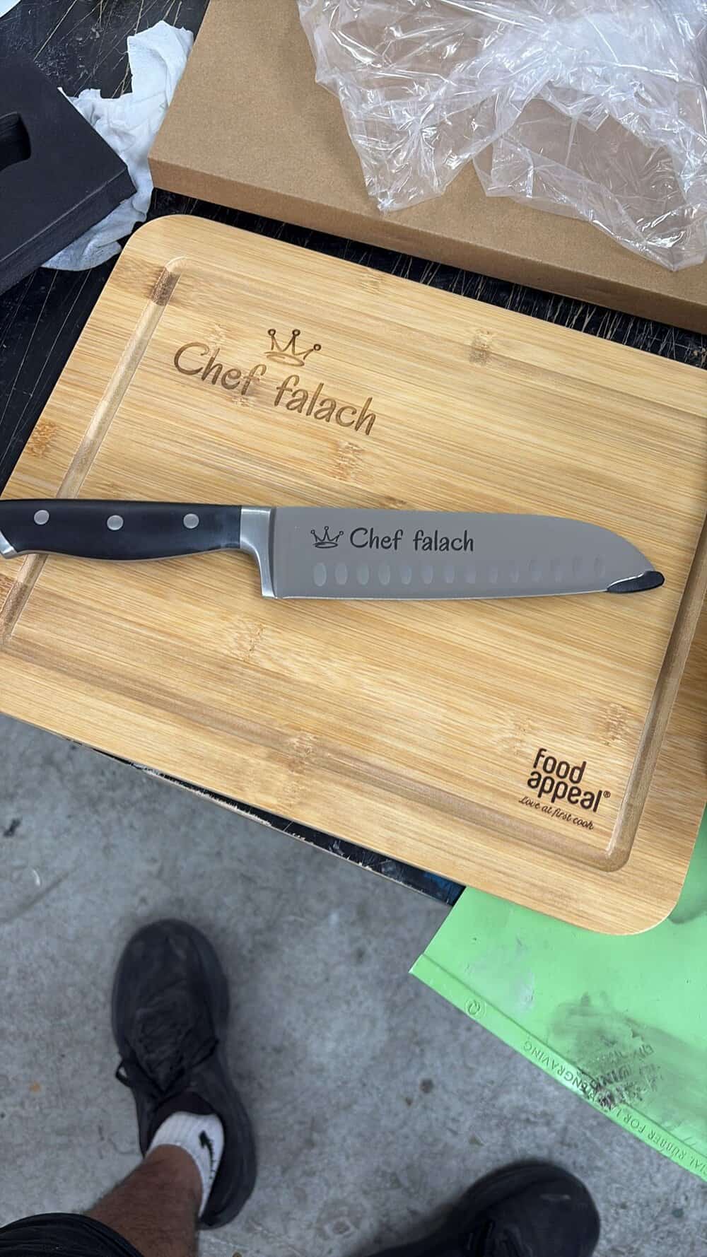 קרש חיתוך וסכין עם חריטה שף פלח