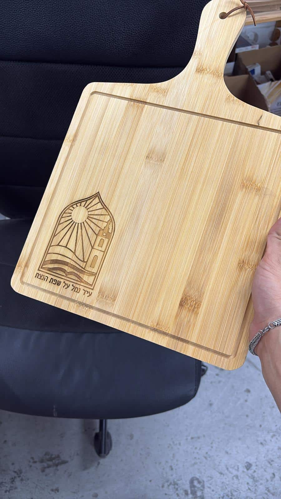 קרש עץ עם חריטה עיר נמל על שפת הנצח