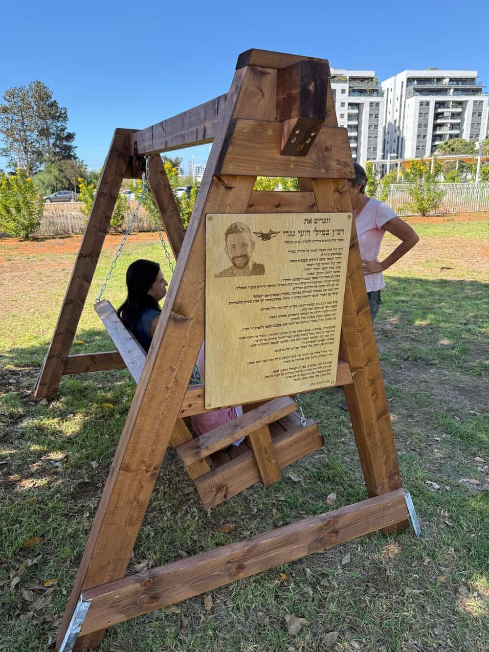 שלט עץ גדול להנצחת רועי נגרי