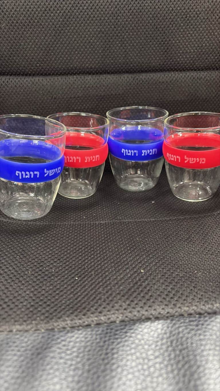 4 כוסות חבק סיליקון אדום וכחול עם חריטה