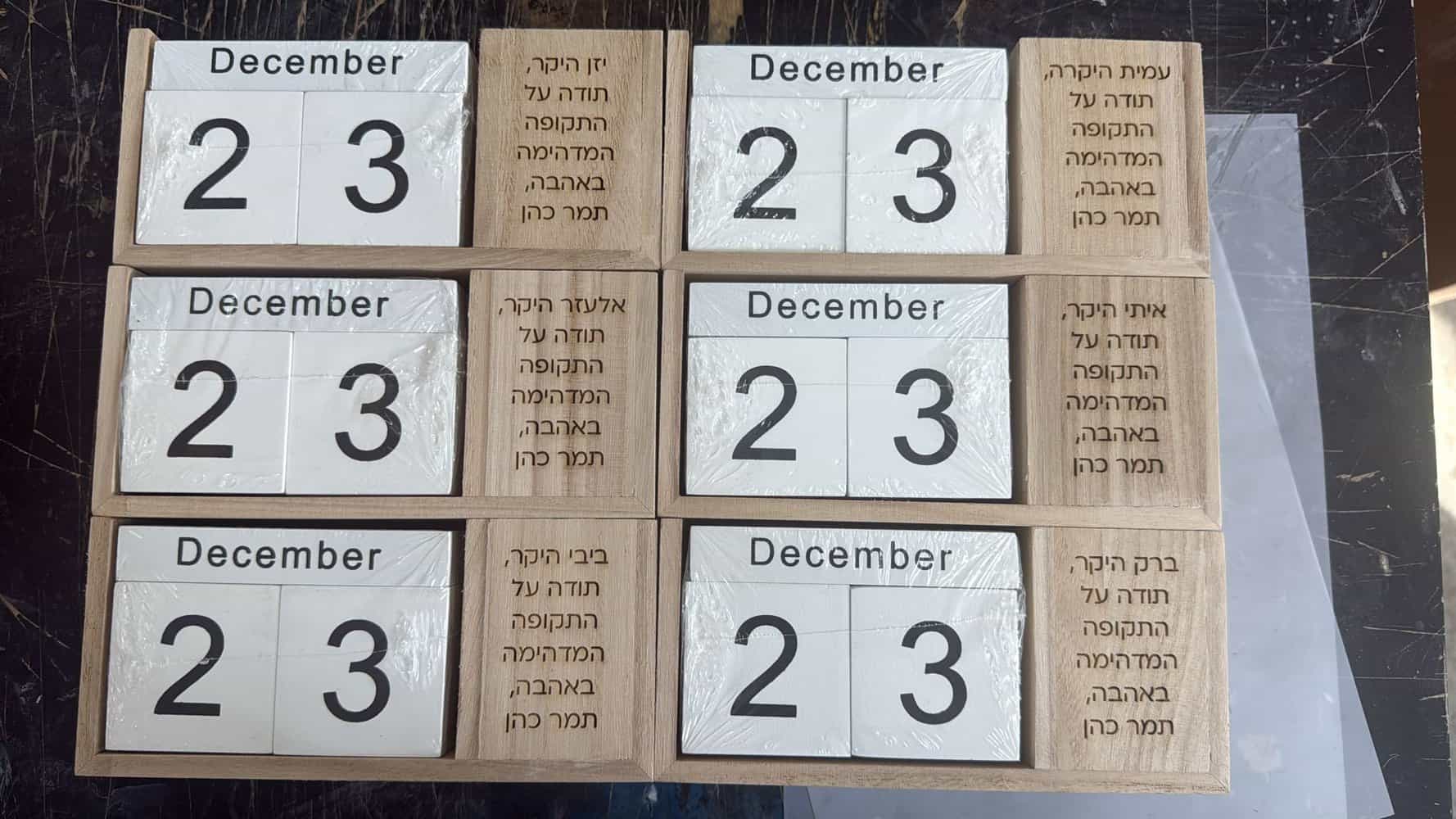 6 מעמדים לכרטיסי ביקור מעץ עם חריטה