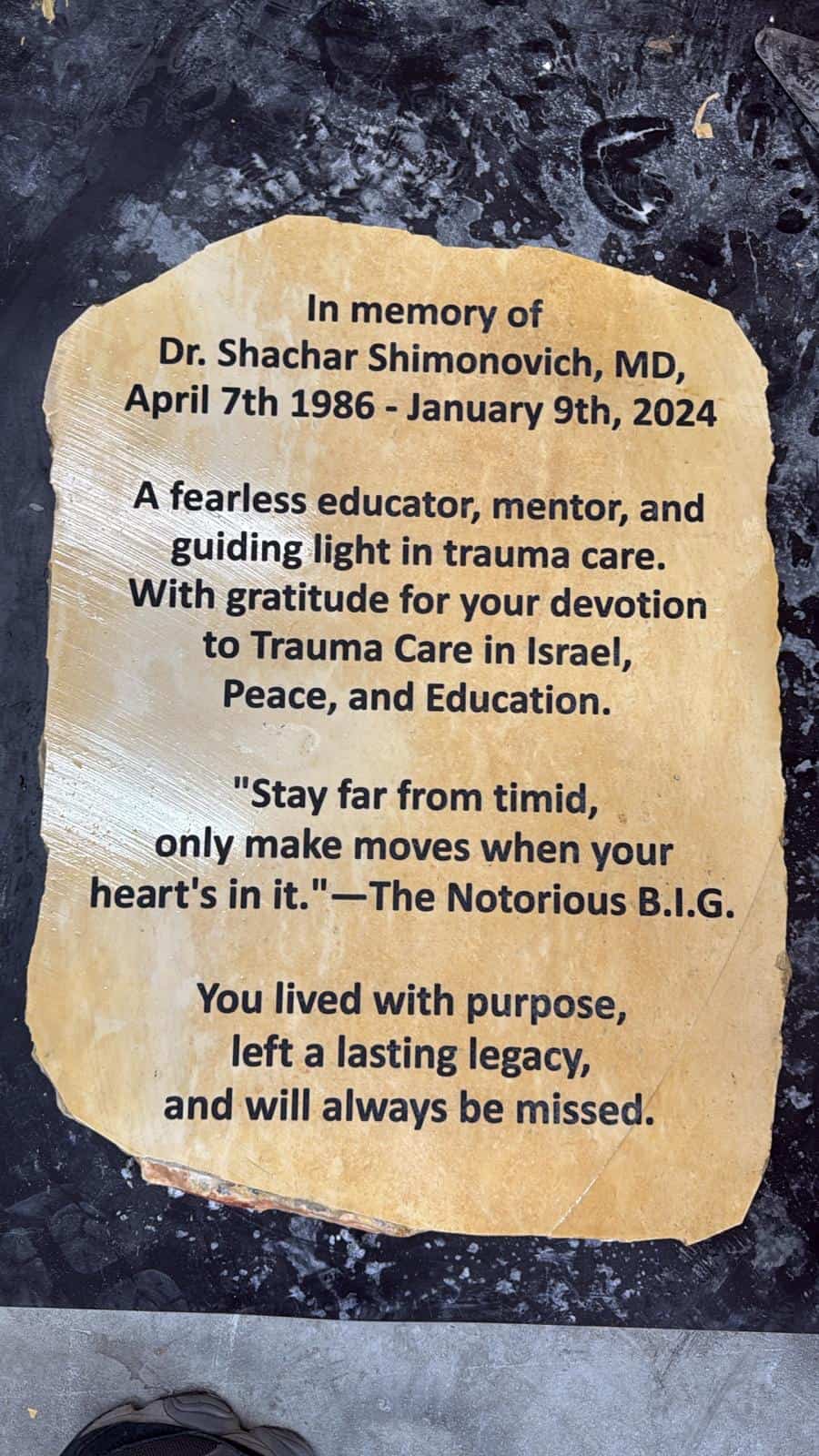 אבן ענקית עם חריטה להנצחת דוקטור עבור בית חולים וולפסון