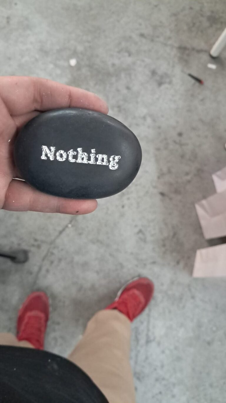 אבן שחורה עם חריטה nothing