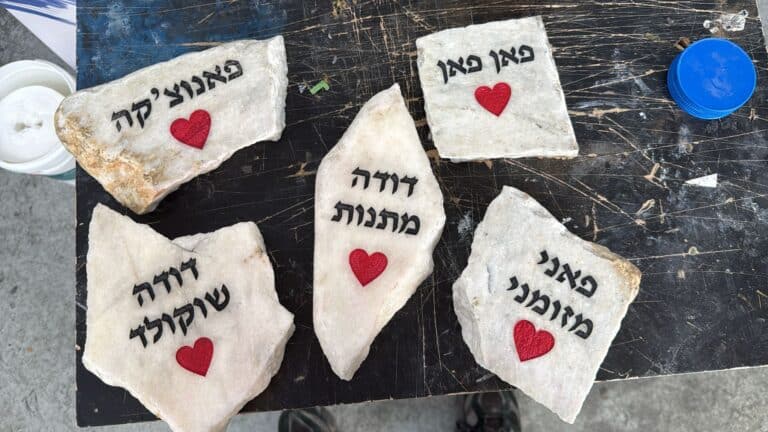 אבנים עם חריטה וצביעה בשחור ואדום