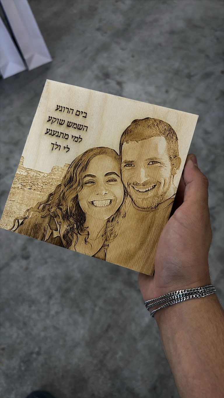 בלוק עץ עם ציטוט ותמונה ריבוע