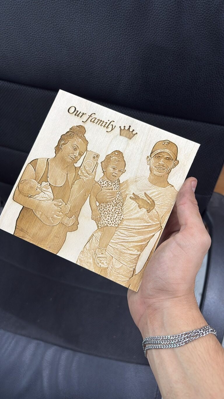 בלוק עץ עם תמונה וחריטה our family