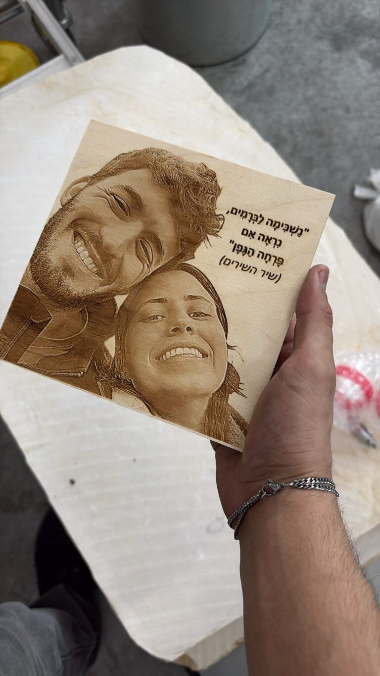 בלוק עץ עם תמונה נשכימה לכרמים