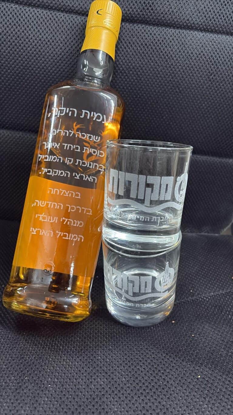 בקבוק גלנפידיך וכוסות וויסקי עם חריטה מקורות