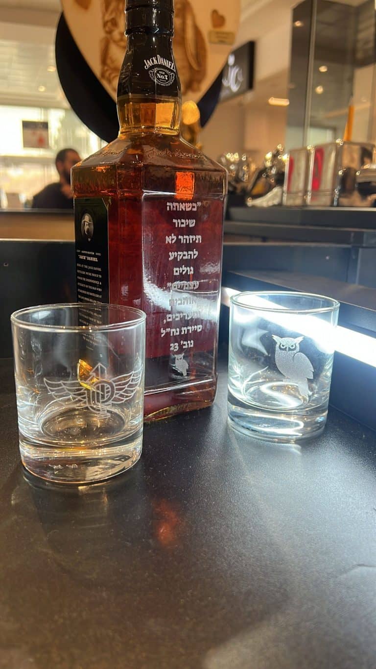 בקבוק גק דניאלס קלאסי עם חריטה וכוסות