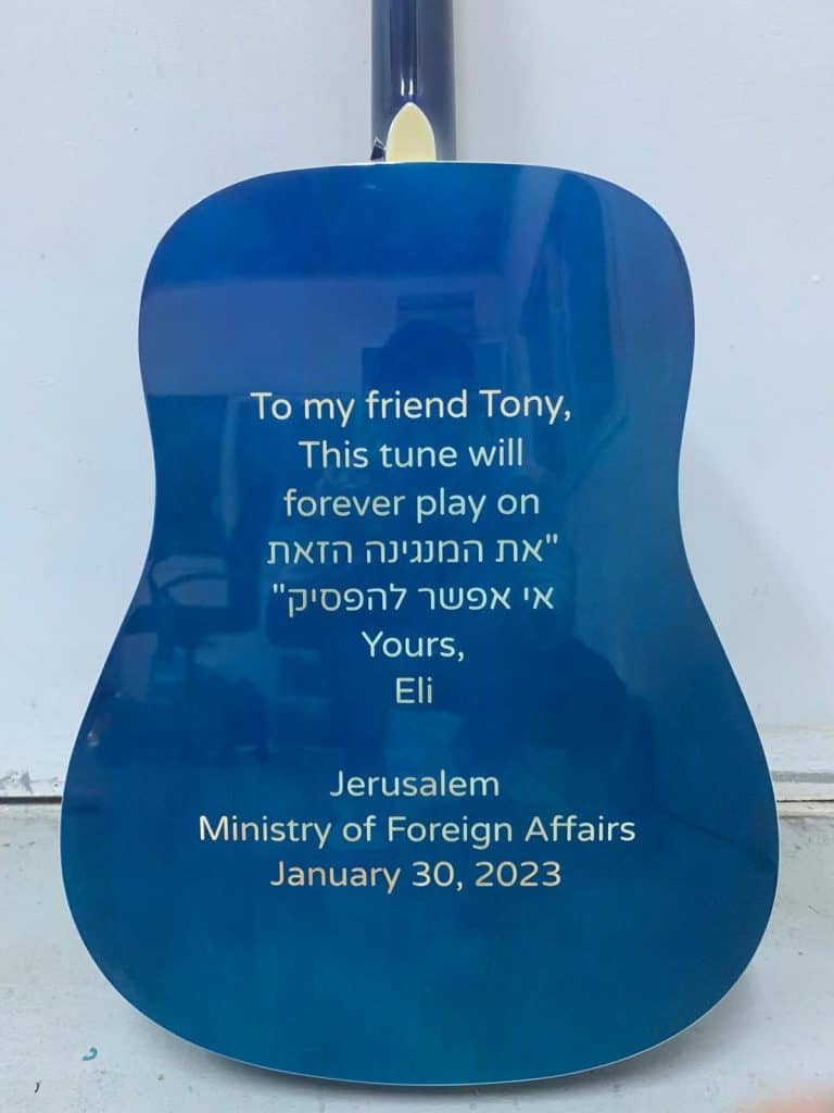 גיטרה כחולה חריטה באנגלית