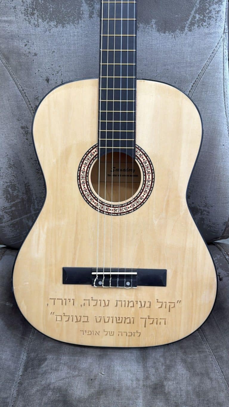 גיטרה עם חריטה קול נעימות עולה