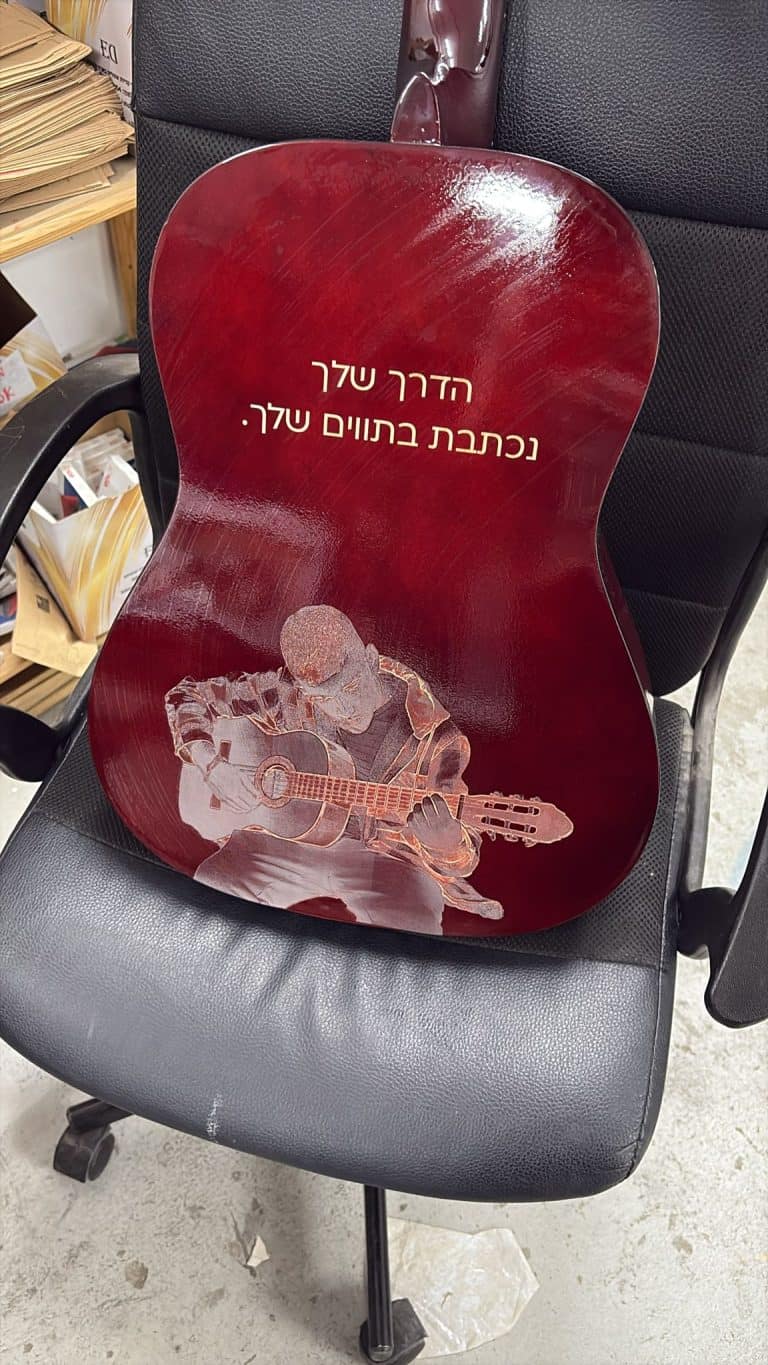 גיטרה עם ציור הדרך שלך נכתבת בתווים שלך