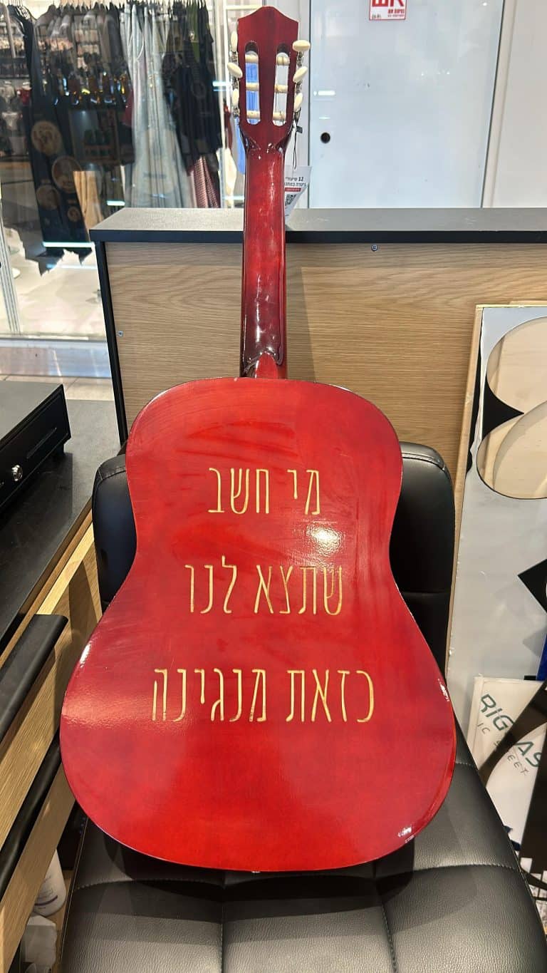 גיטרה עץ אדום עם חריטה