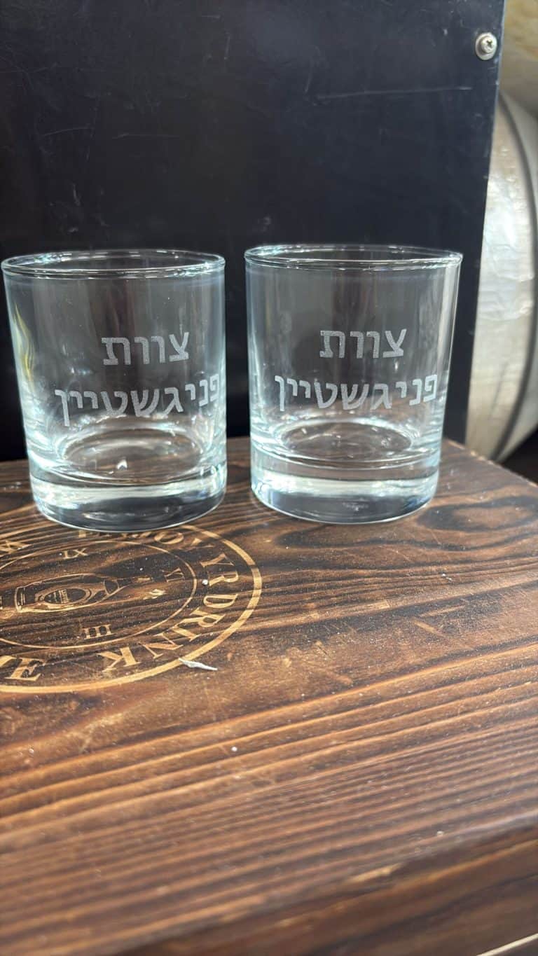 זוג כוסות וויסקי עם חריטה צוות פניגשטיין