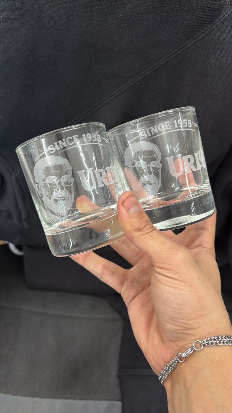 זוג כוסות וויסקי עם חריטה של תמונה לאורי