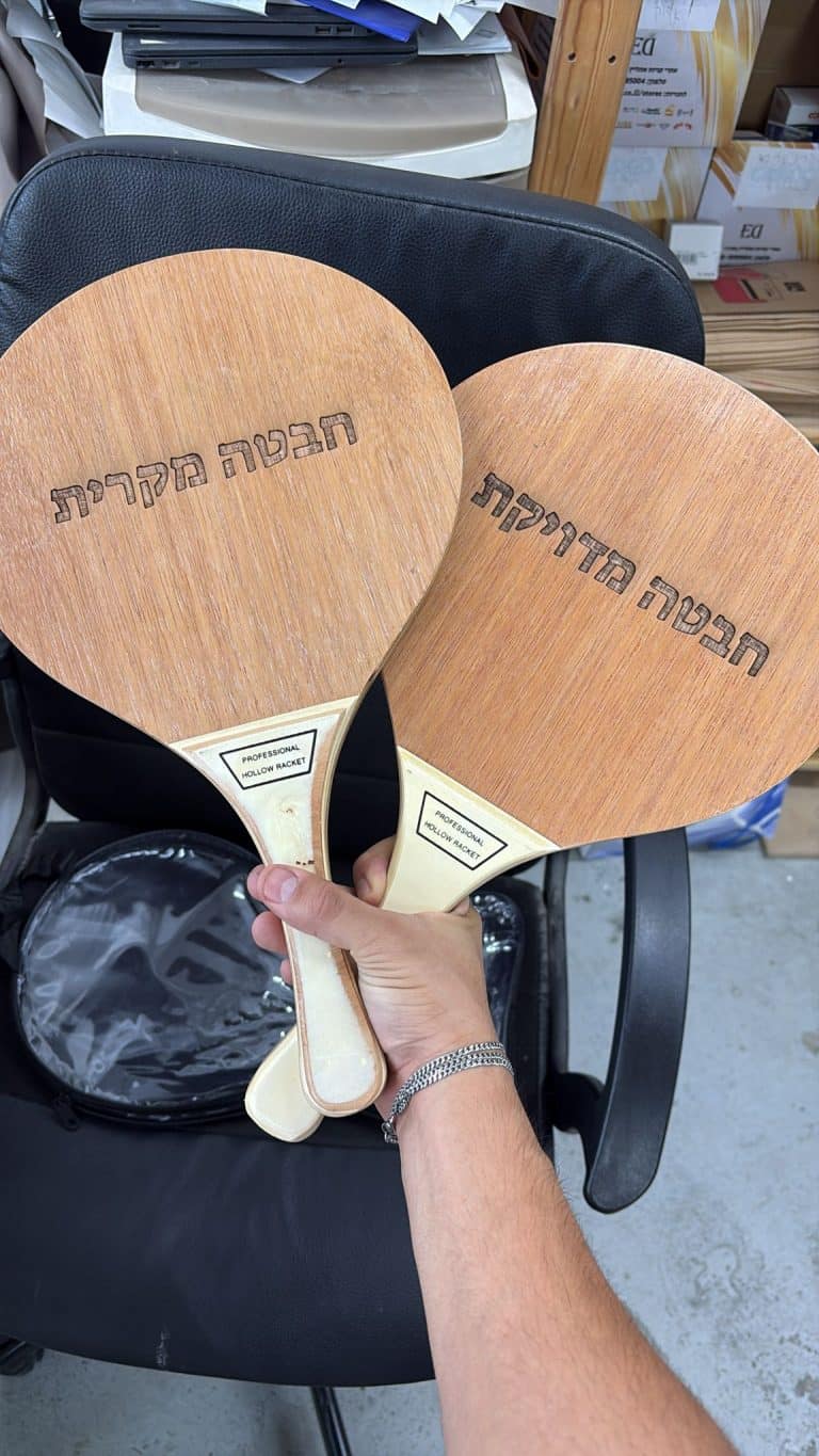 זוג מטקות עם חריטה חבטה מדויקת וחבטה מקרית