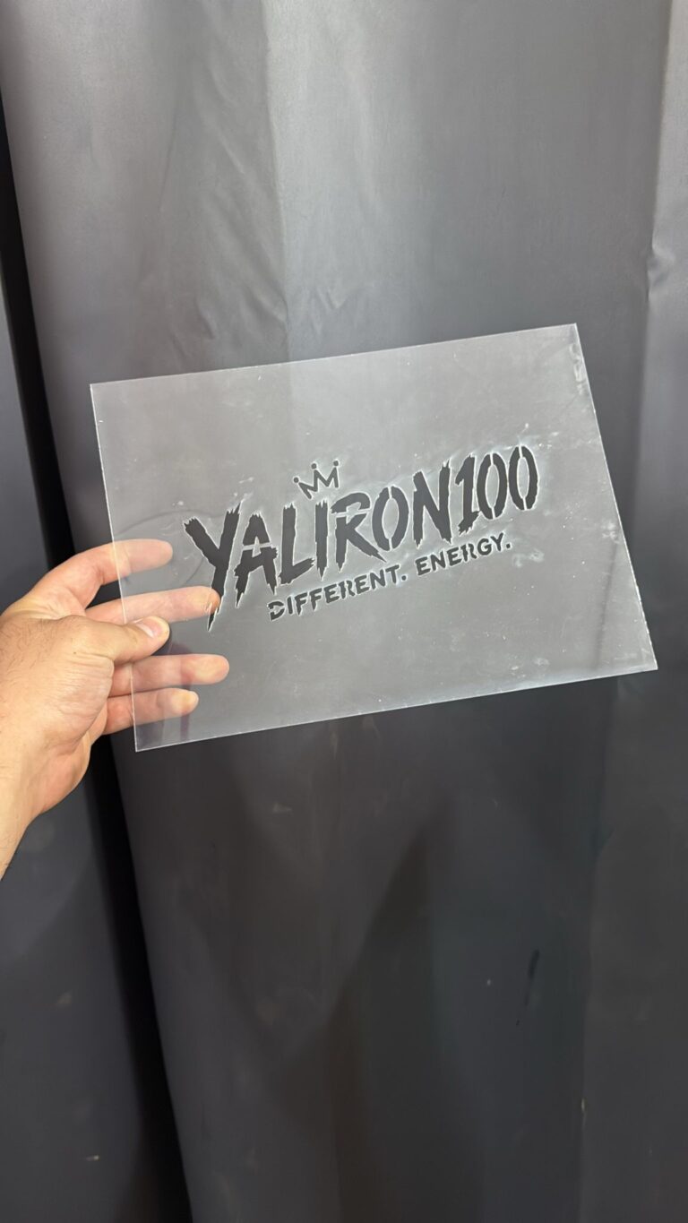 שבלונה מפלסטיק שקוף עם הלוגו YALIRON100