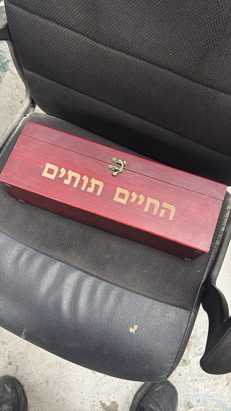 חריטה החיים תותים על מארז יין מעץ