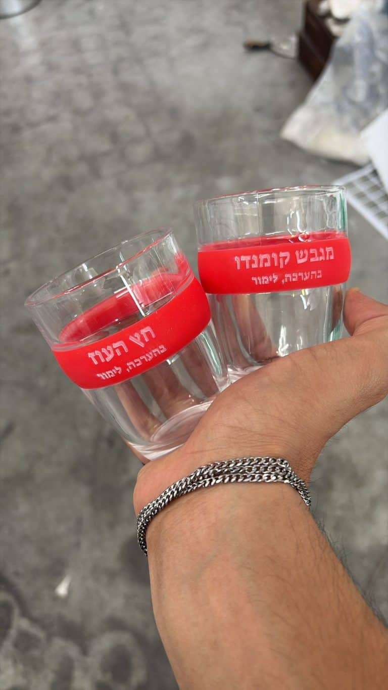 חריטה חץ העוז על כוסות חבק סיליקון אדומות