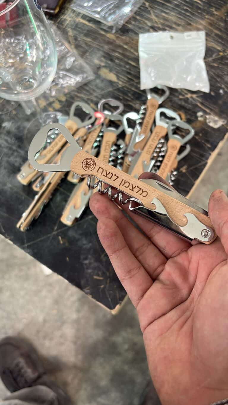 חריטה מלצמן לנצח עם סמל על פותחני יין