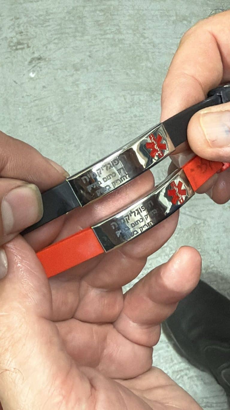 חריטה על 2 צמידים היפוגליקמיה