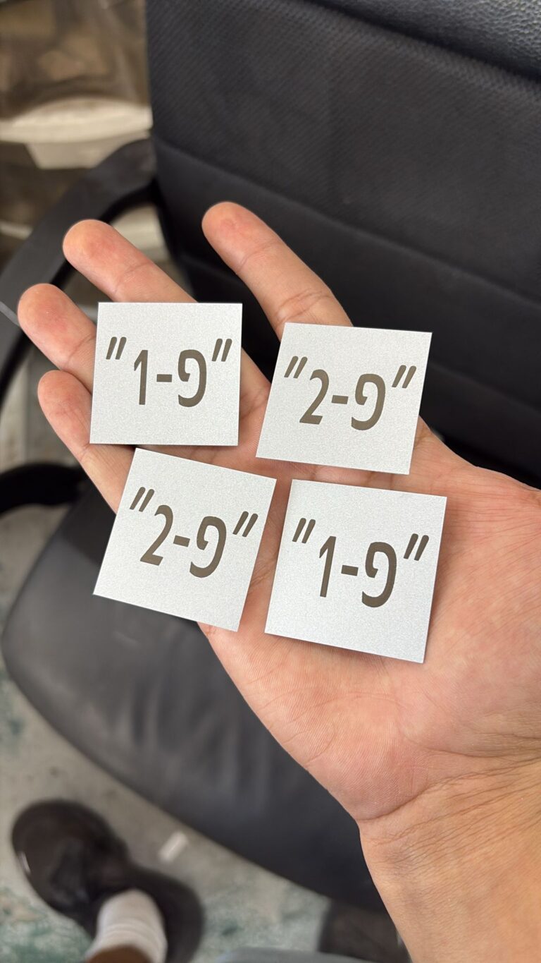 חריטה על ארבע לוחיות בגימור כסוף עם הסימונים פ-1 ופ-2