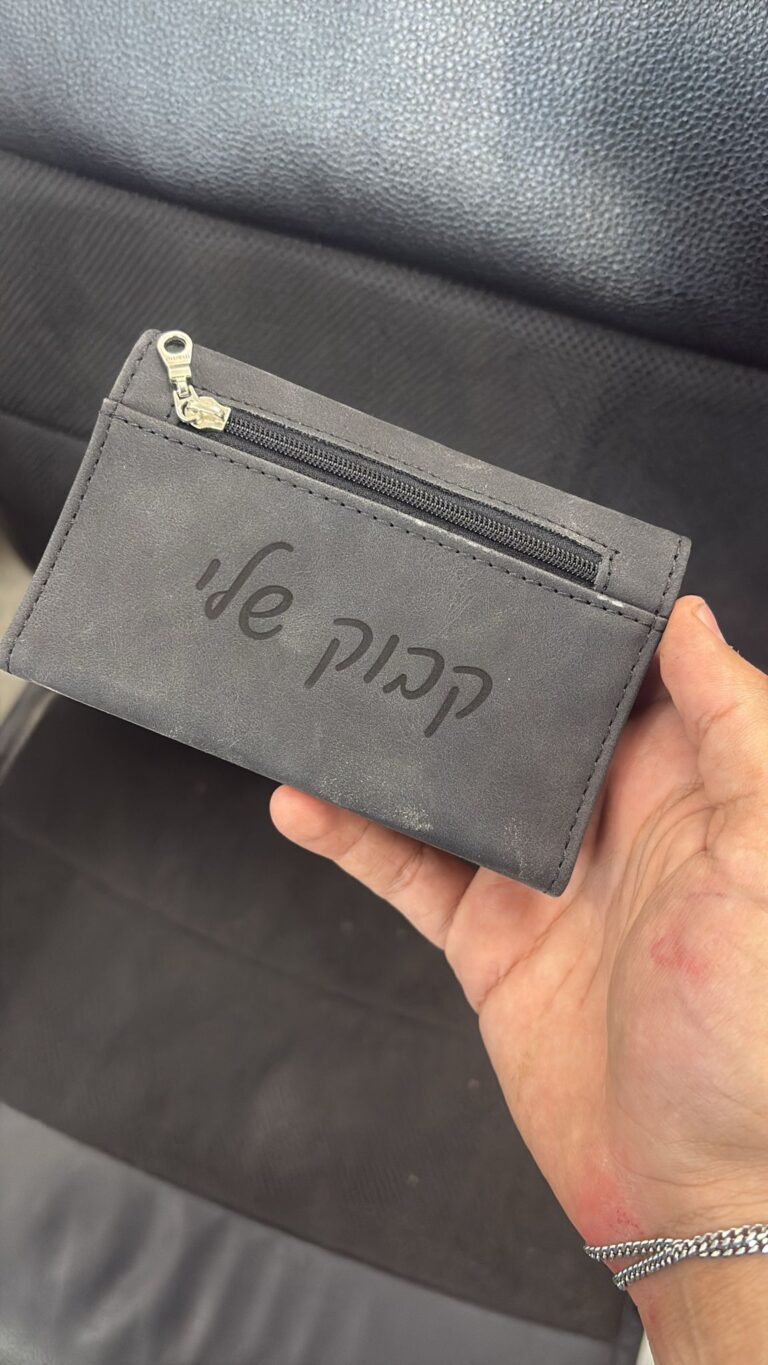 ארנק עור אפור לכרטיסי אשראי עם חריטה בכתב יד