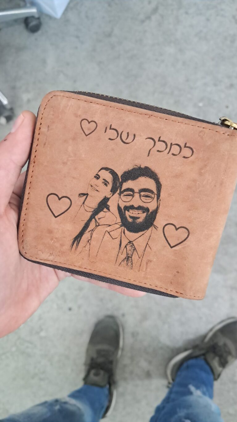 חריטה על ארנק עור חום עם דיוקן זוג לבבות והכיתוב למלך שלי