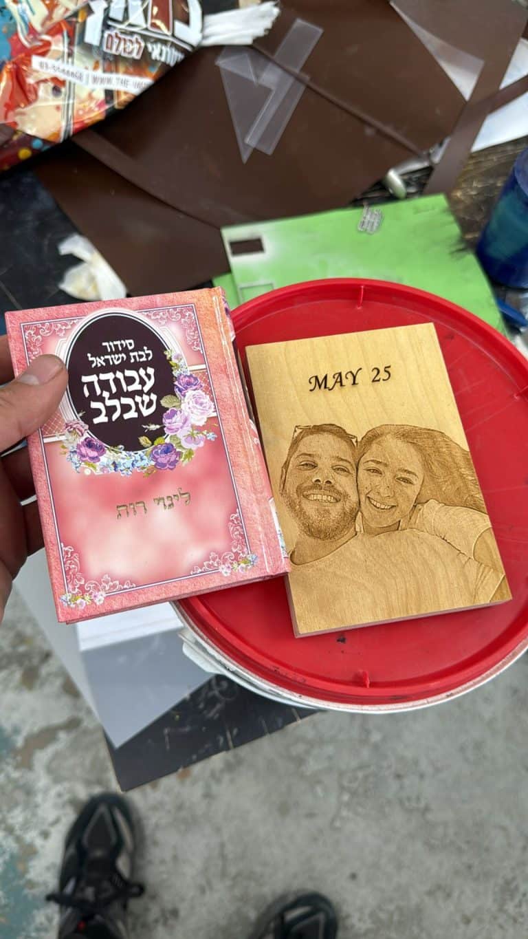 חריטה על בלוק עץ של תמונה ותאריך